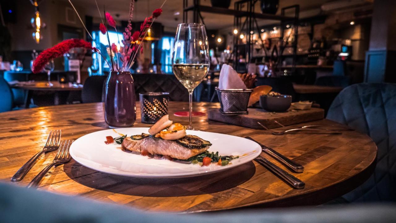 Hotel Cafe Restaurant 'T Raedhus Dokkum Exterior foto